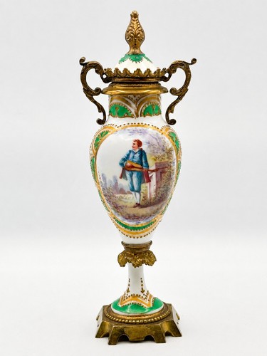 Vaso urna con coperchio - , stile